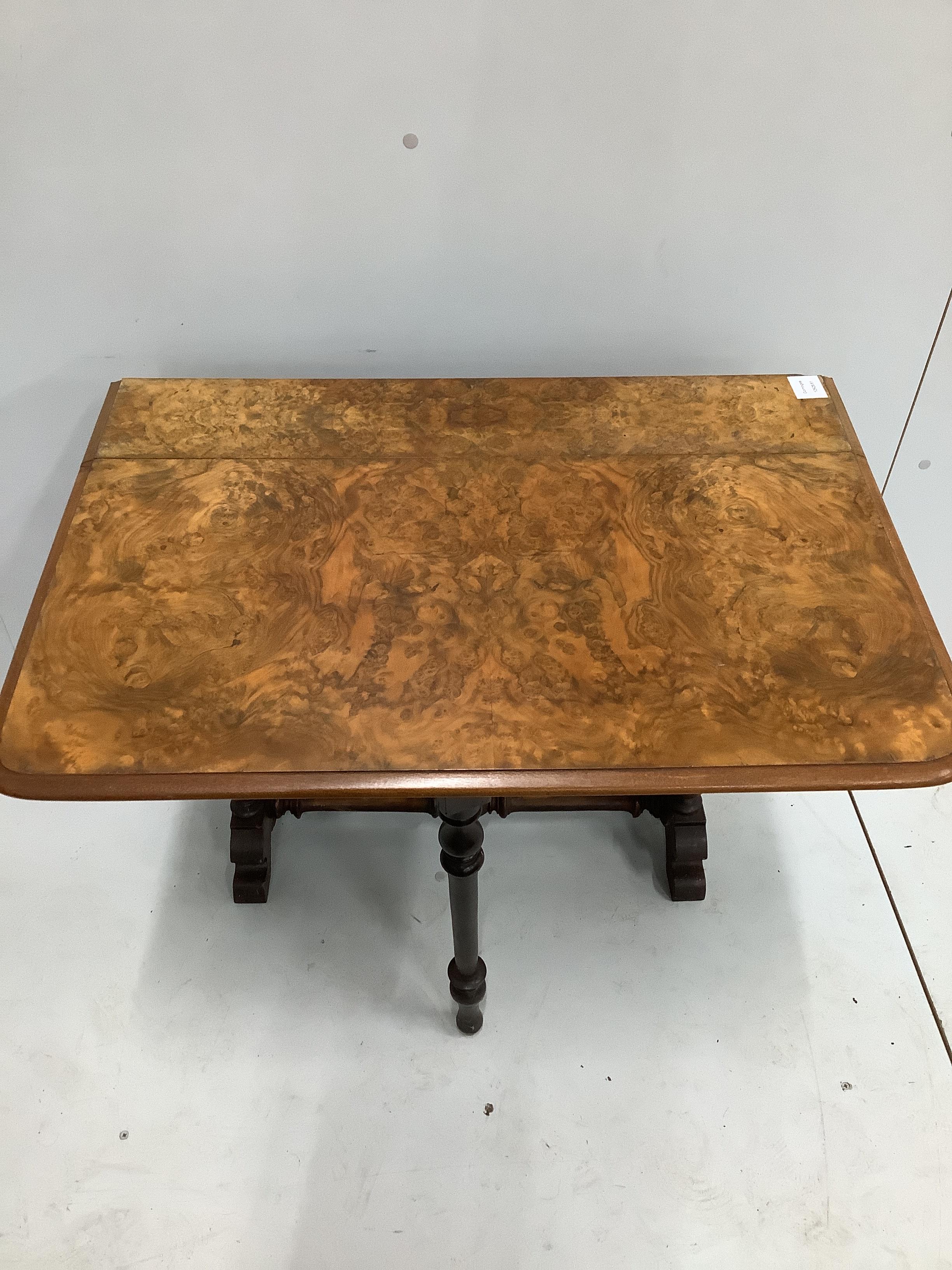 A late Victorian figured walnut Sutherland table, width 76cm, height 72cm